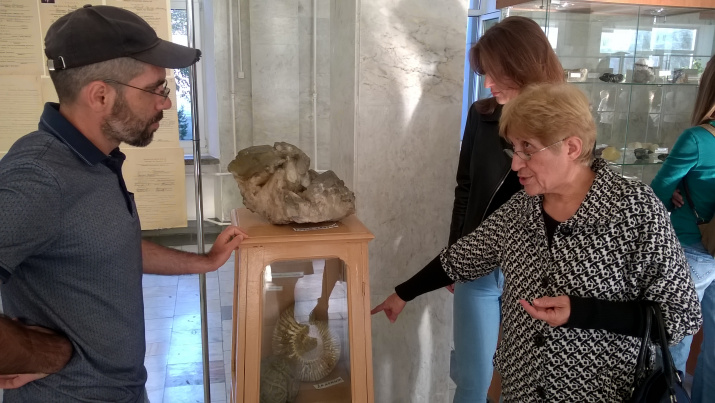 Алла Козаева, руководитель геологического музея факультета географии и геоэкологии СОГУ с рассказами об уникальных минералах музея