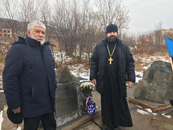 Николай Спижевой и иеромонах Иннокентий (Митин) на открытии памятного знака адмиралу Лазареву