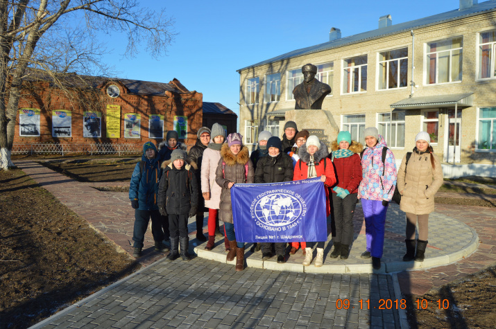 Учащиеся центра у памятника К.Д. Носилову. Фото предоставлено Молодежным экспедиционным центром им. К.Д. Носилова.