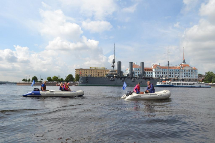 Участники экспедиции у Петровской набережной в г. Санкт-Петербург. Фото: Елена Авдеева