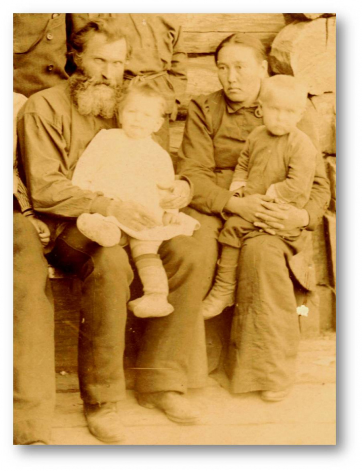 М.Н. Андросова-Ионова со своей семьей– этнографом  В.М. Ионовым и детьми