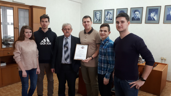 Василий Саблин, директор Института истории и филологии ВоГУ, руководитель комиссии "Историческая география" ВРО РГО, и победители конкурса.