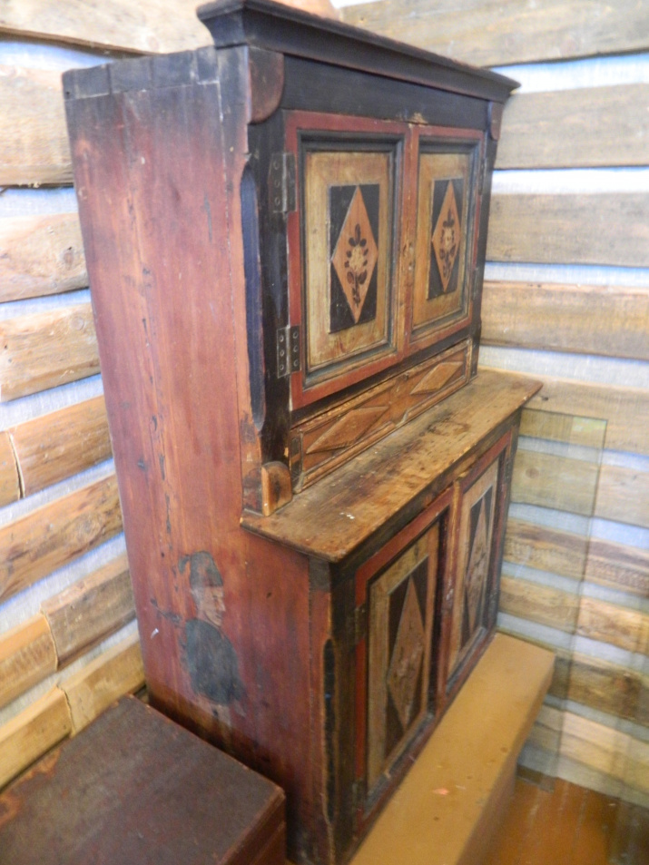 Старинный шкаф, привезенный из экспедиции по Харовскому району.