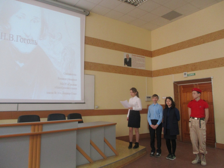Свой проект защищает команда школы № 16. Фото Евгения Гончарова