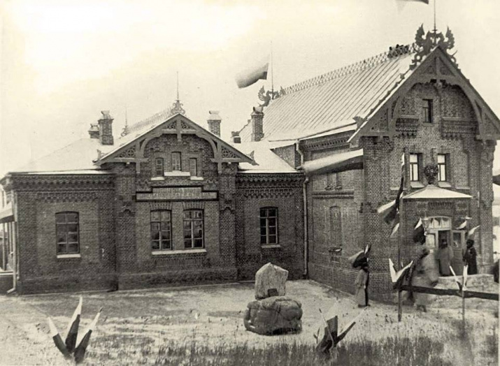 ПО ИРГО и Николаевская библиотека, 1984 г. Стоит еще черепаха до переезда к зданию краевого музея.