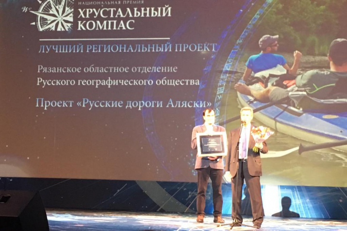 Премию Михаилу Малахову вручает Александр Чибилёв