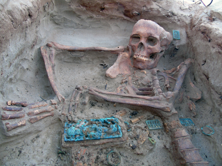 Погребение с ажурными поясными пряжками на могильнике Терезин. Фото предоставлено ИИМК РАН. Экспедиция 2018 года