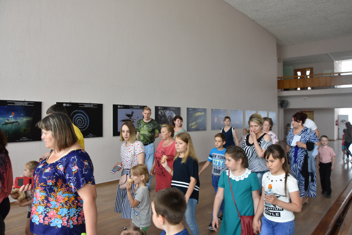Первые посетители фотовыставки. Фото О.А.Золотарев