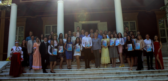Участники церемонии награждения лучших студентов в усадьбе Рязанка (фото Е. Егорова)