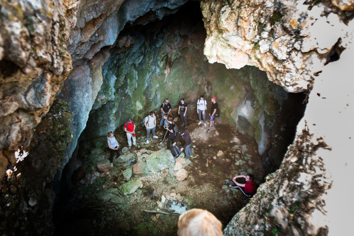 первые гости пещеры под новым именем изучают ее строение и внутренние убранства (Фото: М. Погомий)