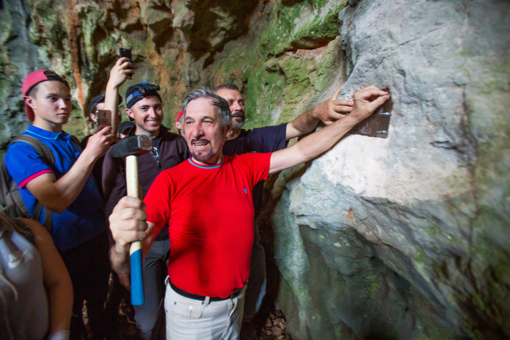 Установка именной таблички пещеры (Фото: М. Погомий)