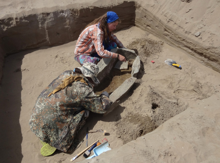Археологи отмечают места, где были найдены металлические предметы. Фото: Анна Никольская