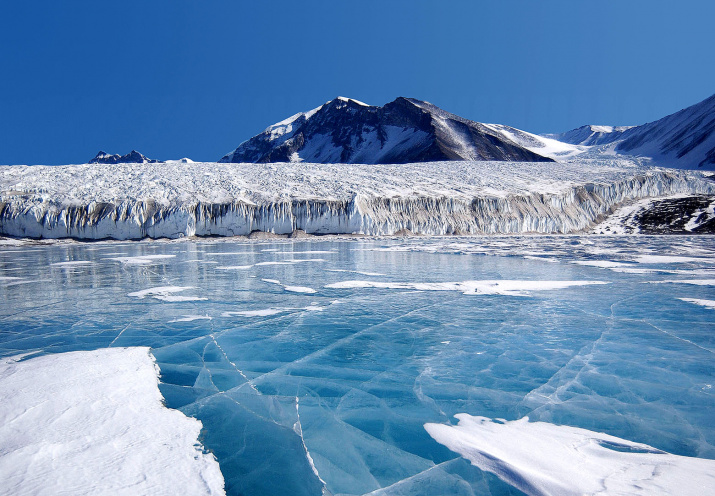 Голубой лёд на озере Фрикселл в транс-антарктических горах. Фото: wikipedia.org