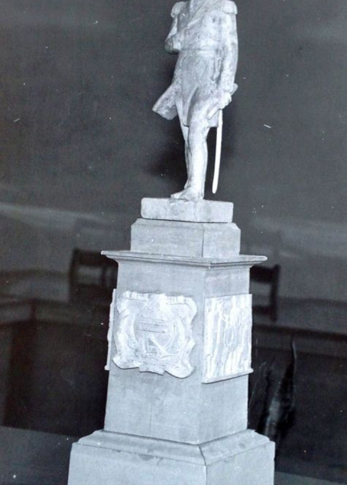 Скульптор Эдуард Маловинский успел восстановить скульптуру Невельского лишь в виде модели.
