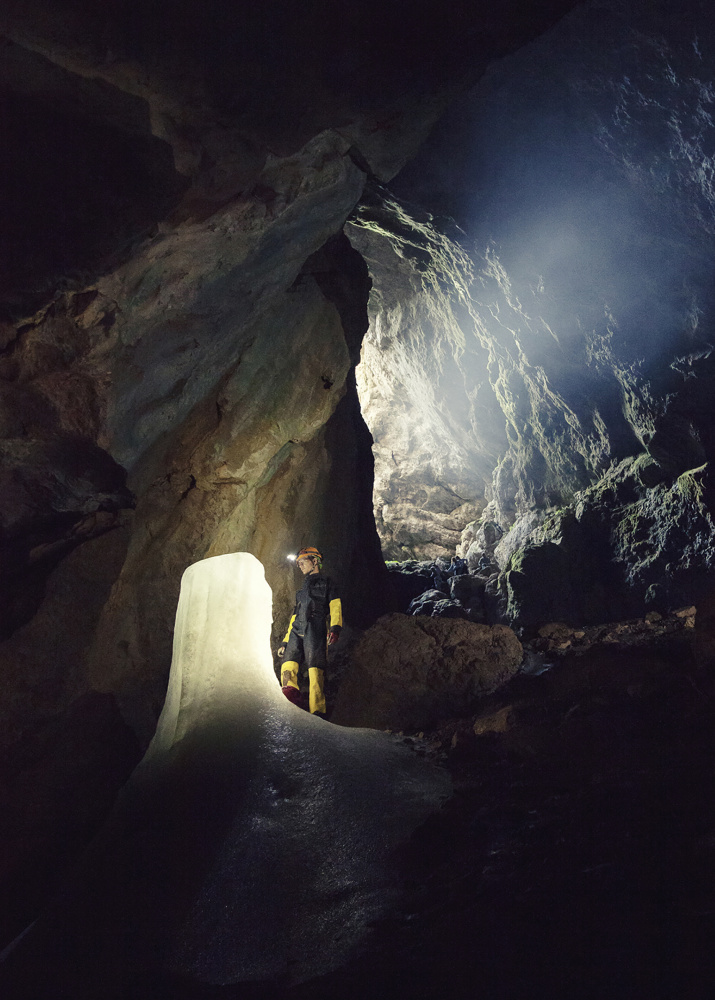 Пещера Большой Бузлук на плато Караби-Яйла в Крыму. Фото: Евгений Зорин