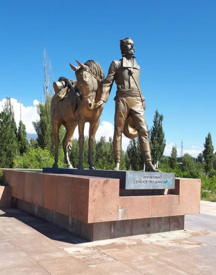 Памятник П.П. Семёнову-Тян-Шанскому на западном побережье озера Иссык-Куль