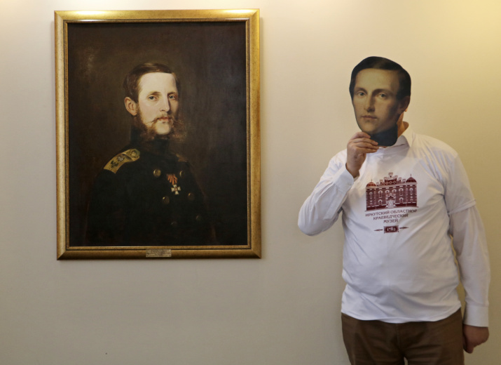 Артём Ермаков у портрета великого князя Константина Николаевича в Штаб-квартире РГО в Санкт-Петербурге. Фото: Екатерина Ступина