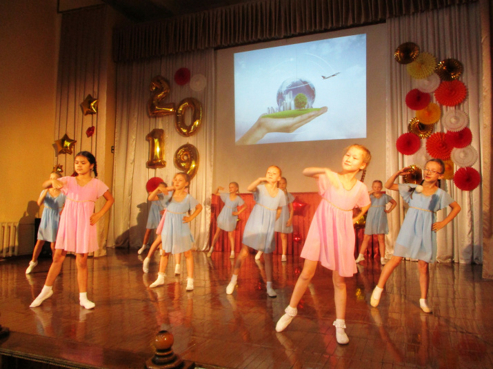 Выступление танцевального коллектива. Фото Е. Гончаров