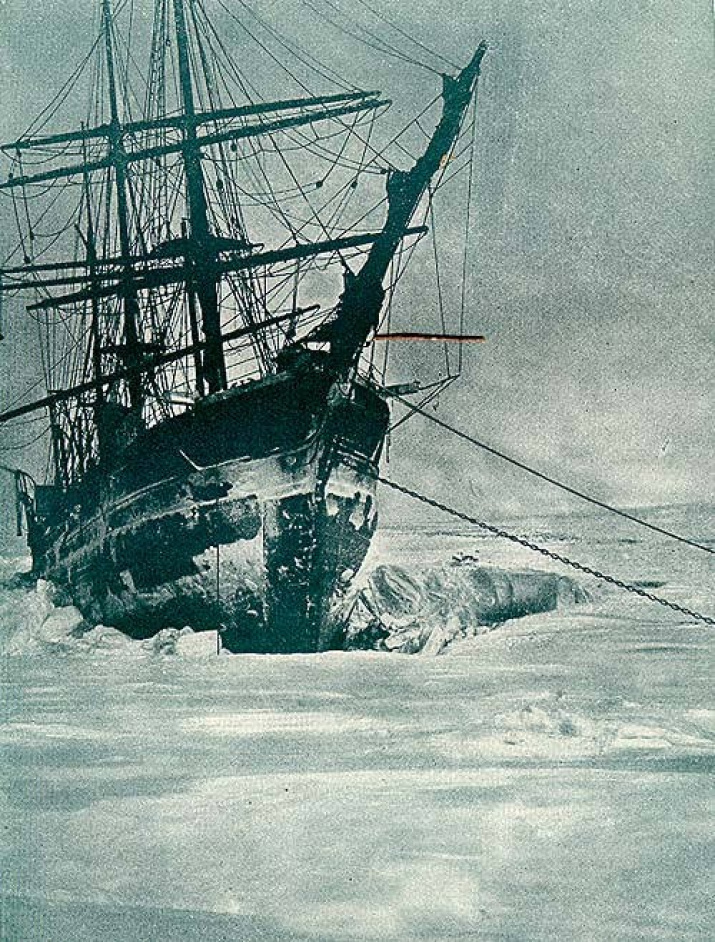 Раздавленная льдами яхта "Америка" у острова Рудольфа. Фотография сделана Энтони Фиала 2 января 1904 года полярной ночью при свете Луны. Источник: wikipedia.org