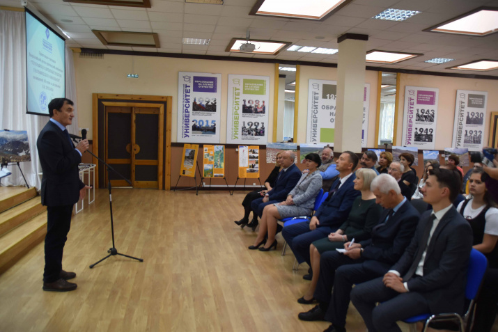 А.А. Чибилёв открывает фотовыставку в актовом зале УрГПУ