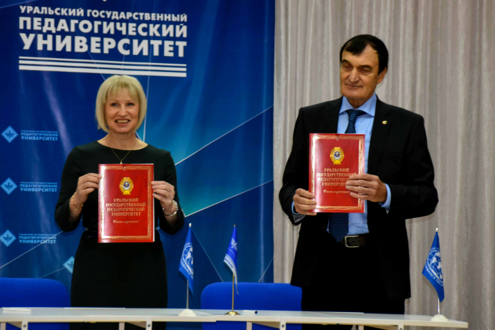 Подписание договора о передачи книг в библиотеку УрГПУ