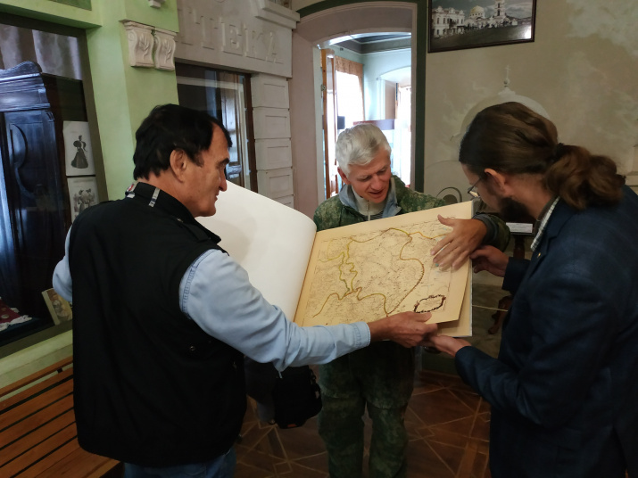 Участники экспедиции передают в Миасский краеведческий музей атлас Оренбургской губернии.