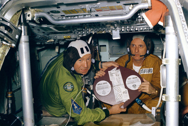 NASA-Cosmonaut Aleksei A. Leonov, left, and astronaut Thomas P. Stafford display the Apollo Soyuz Test Project commemorative plaque-Astp-S75. Фото: wikipedia.org