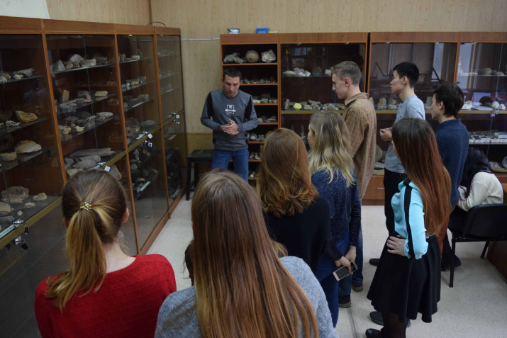 Экскурсию по геологическому музею Института степи УрО РАН провел С.Ю. Норека