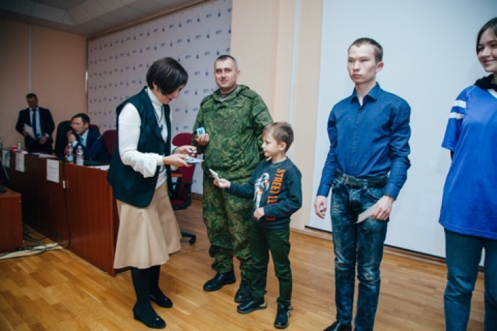 Т.И. Герасименко вручает призы победителям викторины в ОГУ. Фото: Пресс-центр ОГУ