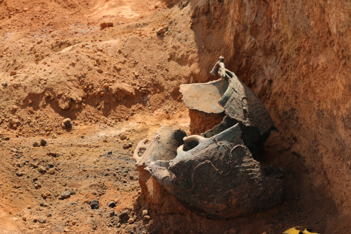 Разрушенные "черными копателями" археологические находки Раннего Железного Века