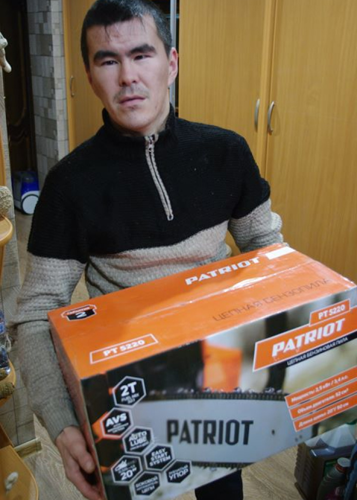 Михаил Пакин с новогодним подарком. Фото: Алексей Слепухин