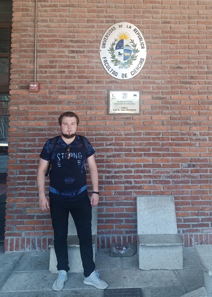 Участник первого этапа экспедиции, сотрудник лаборатории геохимии осадочных процессов ТОИ ДВО РАН Александр Васильевич Алаторцев у входа на Факультет научных исследований Республиканского Университета.