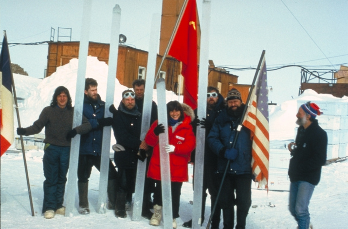 Международная группа исследователей у озера Восток. Фото: wikipedia.org