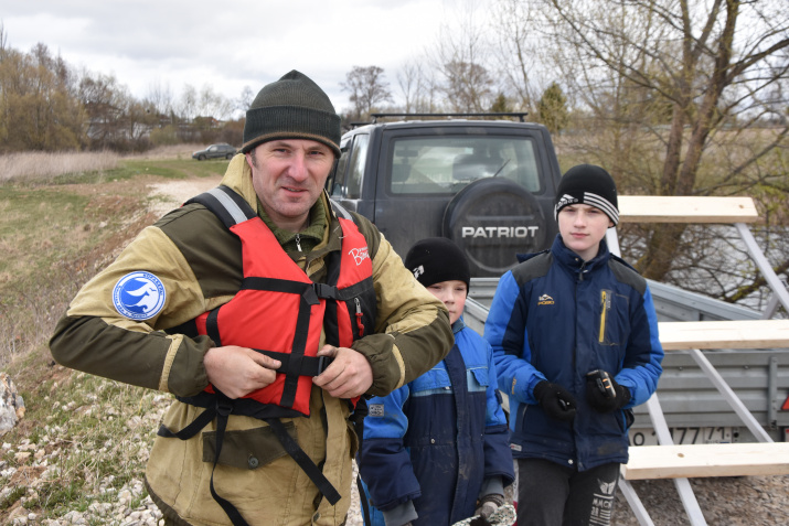 Андрей Макарцов со своими помощниками Ярославом и Радомиром.Фото: Олег Золотарев