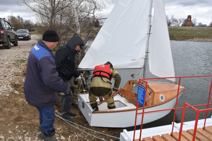 Лодка спущена на воду. Фото: Олег Золотарев