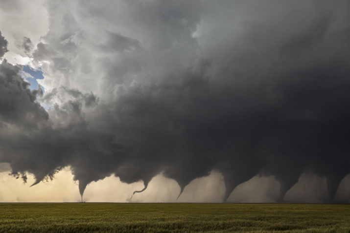 Коллаж из восьми снимков формирующегося торнадо. Штат Канзас, США. Фото: Jason Weingart, с сайта wikipedia.org