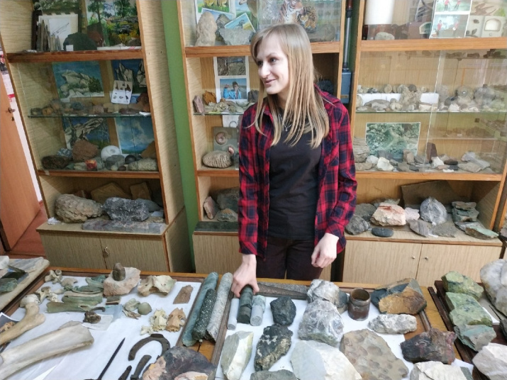 Педагог ДО Клуба юных геологов Ольга Чумакова проводит экскурсию по музею