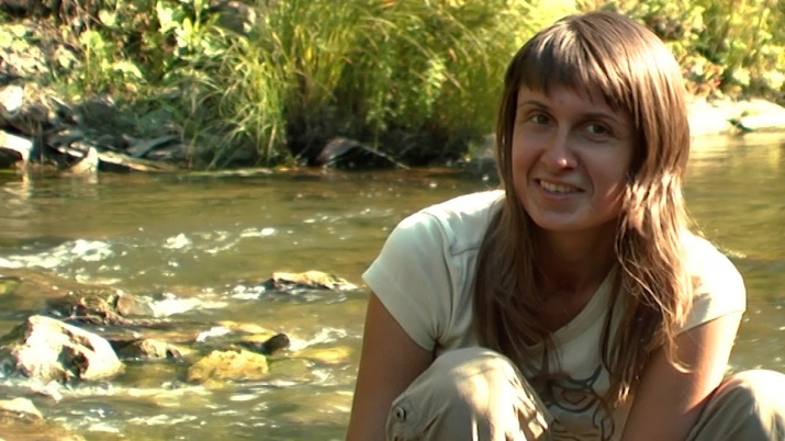 Юлия Колеватова координатор инициативной группы "Поможем реке Издревая". Кадр из фильма "Река моего детства"