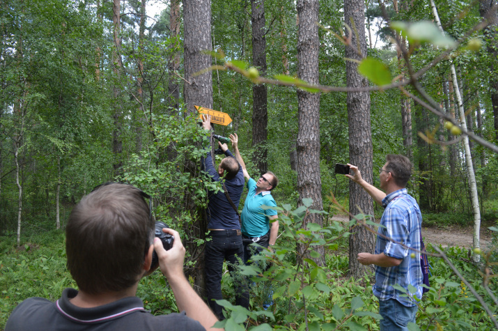Сергей Клюсов и Константин Мисяутов устанавливают указатель. Фото - Рязанское областное отделение РГО Сергей Клюсов и Константин Мисяутов устанавливают указатель