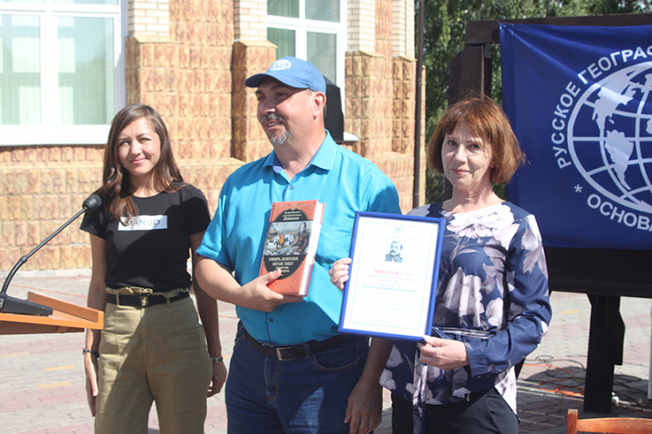 Вручение Диплома лауреата премии им.М.В. Певцова Водолжаской И.А. Вручение Диплома лауреата премии им.М.В. Певцова Водолжаской И.А.