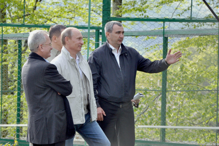 Владимир Путин в Центре восстановления леопардов на Кавказе. Из архива Умара Семёнова