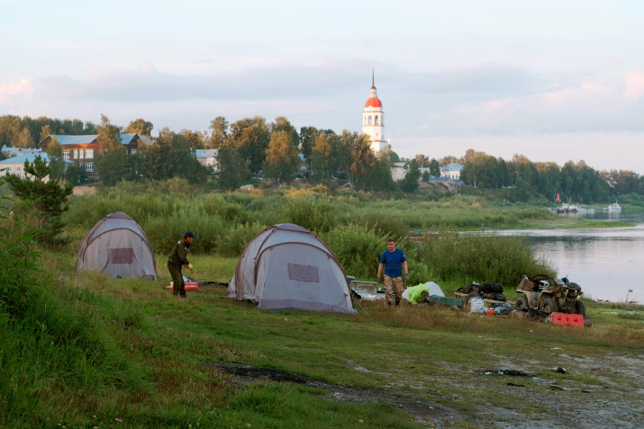 Установка лагеря на реке Сухона, город Тотьма, Вологодская область. Фото: Филиппо Валоти-Алебарди