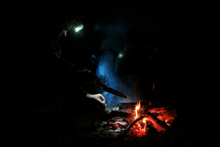 Готовка на костре, лагерь у деревни Панкратово. Фото Филиппо Валоти-Алеберди