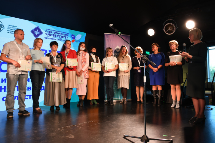 Сертификаты мастерам вручает Светлана Минюрова. Фото: Александра Карпушева