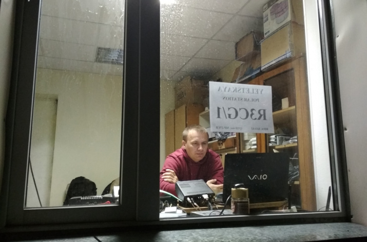Андрей Омельченко за работой с оборудованием связи.