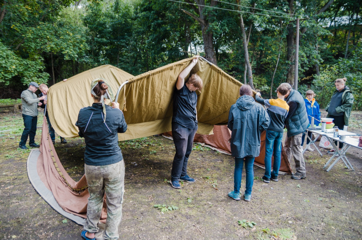 Установка палатки БАМ во время выезда Молодежной Географической школы «География: четыре сезона»