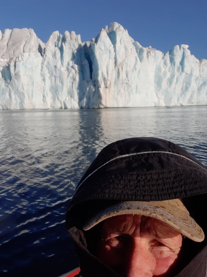 Обжиров А.И. в лодке приблизился к леднику в заливе Благополучия Новой Земли