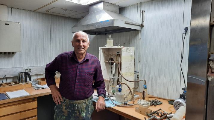 Обжиров А.И. извлекает газа из воды и осадков на дегазационной установке методом вакуумной дегазации