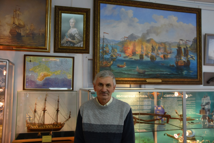 Художник Николай Антонов и его произведение. Фото О.А.Золотарева Художник Николай Антонов и его произведение. Фото О.А.Золотарева