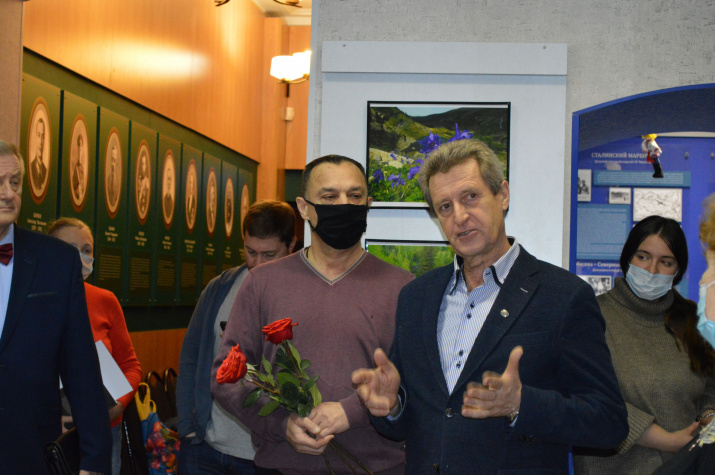 Выставку открывают директор музея, член Совета Рязанского областного отделения РГО Александр Капитанов и Михаил Малахов. Фото Петра Завишо Выставку открывают директор музея, член Совета Рязанского областного отделения РГО Александр Капитанов и Михаил Малахов